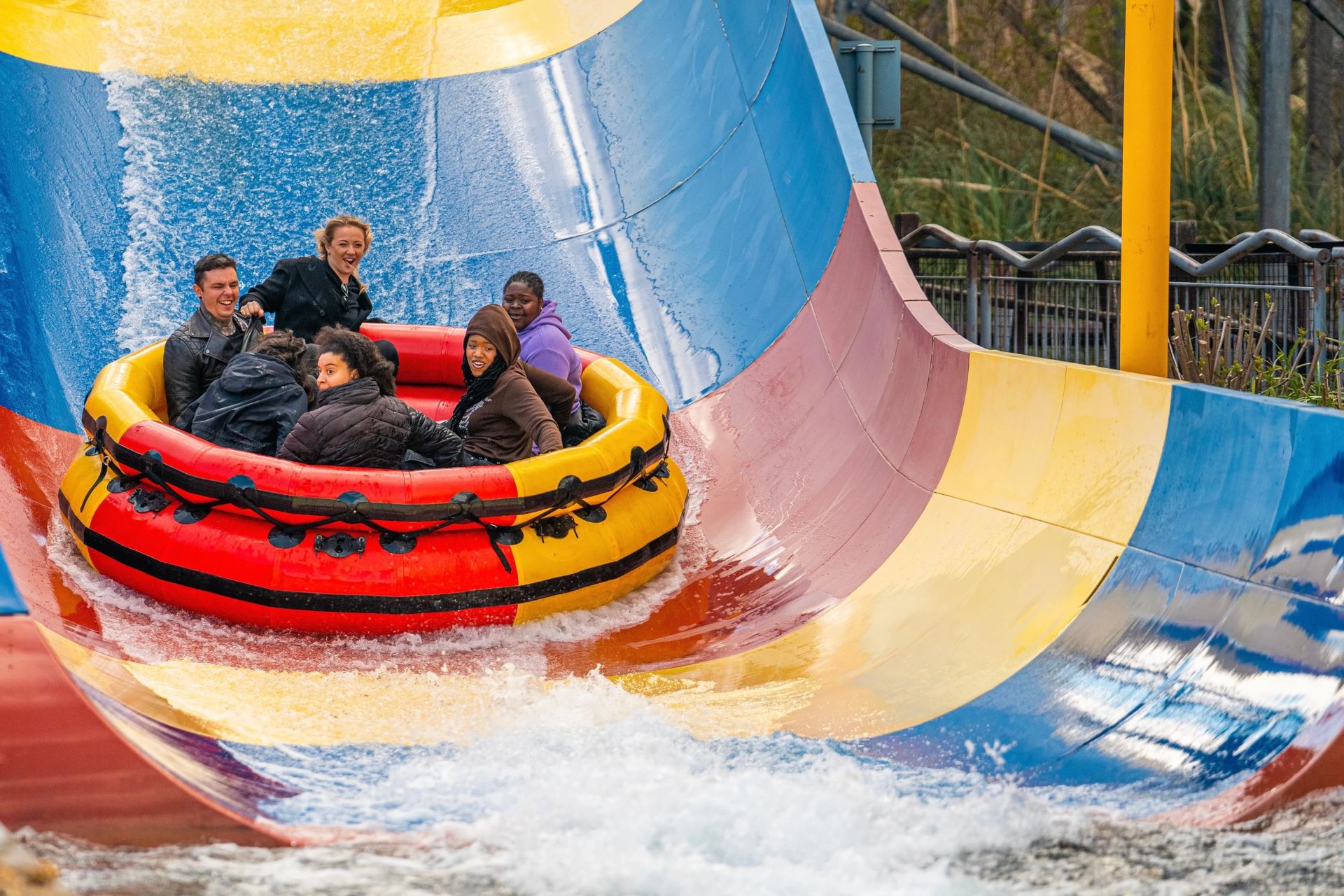 6 guests in the ring on the ride Storm Surge